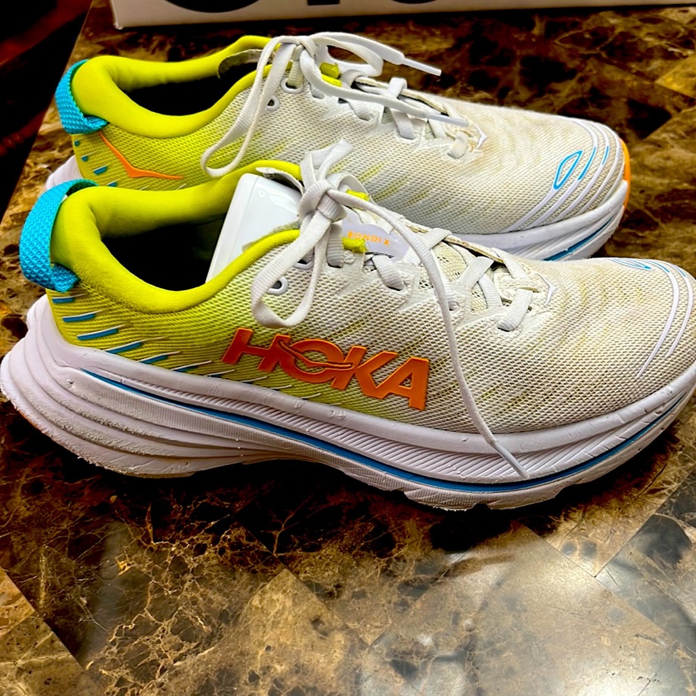 HOKA V696